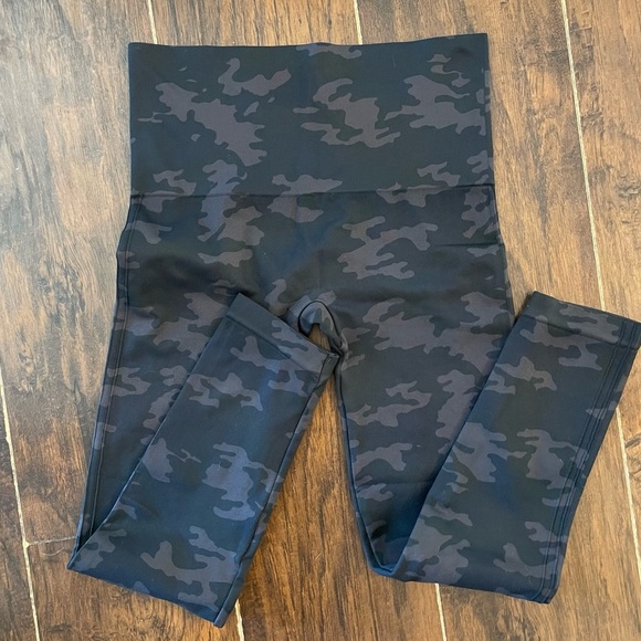SPANX Look At Me Now Leggings Tights Shapewear Black Camo Sz XL - Picture 4 of 13